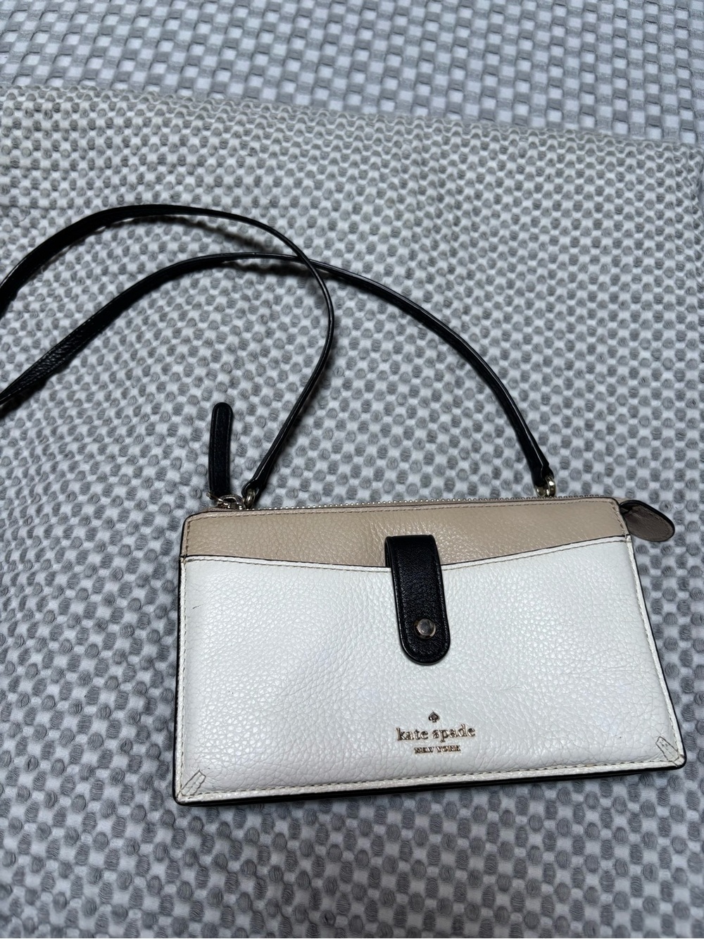 kate spade White, Beige & Black Pebbled Leather Crossbody Wallet/Bag
